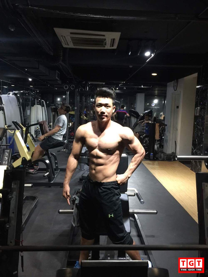 Cái tên nick name Tuấn PT đã nói lên công việc hiện tại của chàng trai này đó là làm huấn luyện viên cá nhân tại một phòng tập gym khá lớn ở Sài Thành. 9x còn cho thấy sự đa tài của mình khi biết tận dụng lợi thế ngoại hình mà bản thân có được anh chàng ngoài công việc huấn luyện viên còn đi làm mẫu cho một số shop thời trang nam có tiếng dành cho giới trẻ và dân gym.