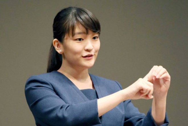 Công chúa Mako đã giới thiệu anh Komuro với vợ chồng Hoàng tử Akishino và được họ chấp nhận mối quan hệ. Trước đó, Hoàng tử Akishinomiya đã từng trao đổi về tương lai của Công chúa Mako qua trung gian là vợ chồng em gái Kuroda Sayako và Kuroda Yoshiki. Theo quy định, Cơ quan nội chính Hoàng gia Nhật Bản sẽ tiến hành một cuộc họp báo và công bố quyết định không chính thức về lễ đính hôn của Công chúa Mako và anh Komuro khi các công tác chuẩn bị đã sẵn sàng.