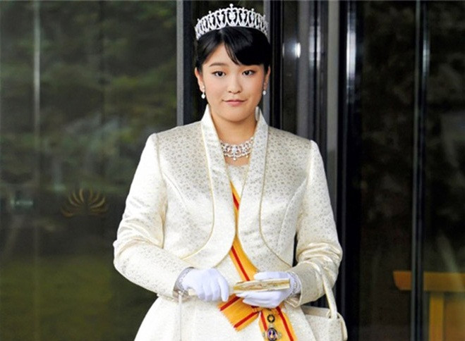 Theo những người có liên quan, công chúa Nhật Bản sẽ kết hôn với anh Kei Komuro, sống tại Yokohama, là bạn học cùng trường thời còn học ở trường Đại học Công giáo Quốc tế ICU. Đám cưới dự kiến sẽ diễn ra vào năm 2018. Anh Komuro đã theo học ở các trường quốc tế đến hết cấp 3, và thời đại học anh đã từng tham gia các hoạt động như quảng bá du lịch do Hiệp hội du lịch tỉnh Fujisawa, thành phố Kanagawa tổ chức, diễn ra ở khắp nơi với vai "Hoàng tử Đại dương” của năm 2010.