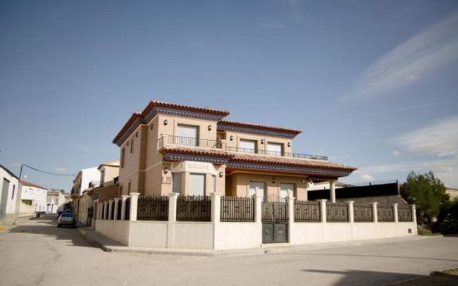 9. Nhà của Andres Iniesta (103 tỷ đồng). Ngôi sao Barcelona sở hữu ngôi nhà có mặt tiền được đắp nổi tên, số áo và huy hiệu của đội bóng.