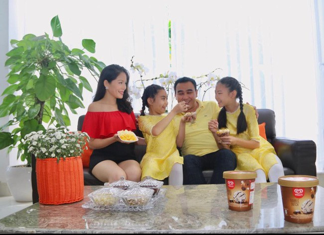 Hơn 20 năm hoạt động trong làng giải trí, Quyền Linh vẫn giữ được sức nóng tên tuổi dù anh không đóng nhiều phim và chỉ đảm nhận vai trò dẫn dắt một số chương trình, sự kiện. Ngoài danh tiếng, Quyền Linh còn được mệnh danh là "MC giàu nhất Việt Nam" khi sở hữu biệt thự 22 tỷ cùng nhiều khối tài sản giá trị.