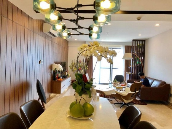 Trước khi trở thành bạn gái Cường Đô la - Đàm Thu Trang rất tích cực hoạt động nghệ thuật nhưng không thực sự nổi bật. Chỉ đến khi hẹn hò với "Thiếu gia phố núi" tên tuổi của cô mới thực sự được nhiều người chú ý. Tuy không thể so sánh với Cường Đô la về độ chịu chơi và chịu chi, nhưng ít người biết rằng người đẹp Đàm Thu Trang cũng sớm tạo dựng cho mình một nền tảng kinh tế vững chắc. Mới đây, cô vừa khai trương cơ sở kinh doanh mới. Ngoài ra, khi chuyển vào Tp.HCM sống, người đẹp cũng đã tự tậu cho mình một căn hộ cao cấp.