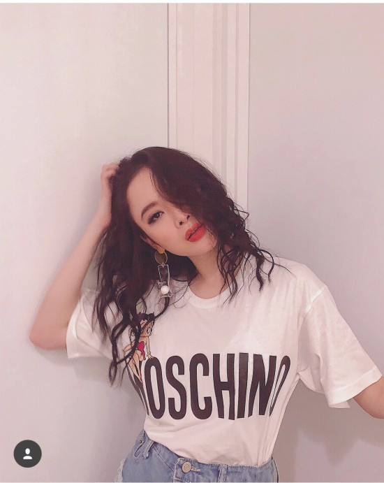 Angela Phương Trinh “giản dị” diện áo phông Moschino trắng in dòng chữ Moschino và nhân vật hoạt hình có giá 259 USD (khoảng 6 triệu đồng).