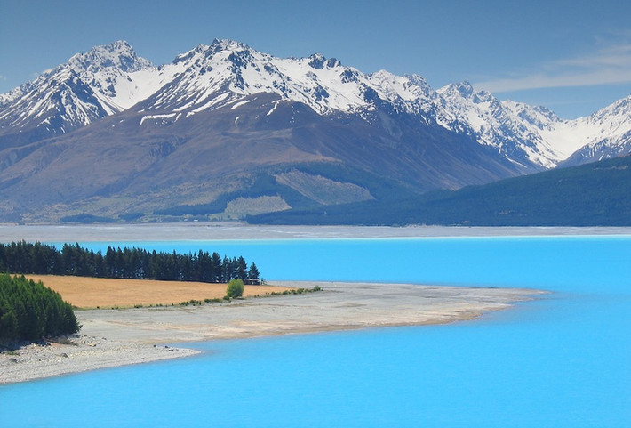 8. Hồ Pukaki Hồ Pukaki ở New Zealand có màu xanh kì diệu. Hồ đầy màu sắc được tạo ra bởi các sông băng cách đây nhiều thập kỷ trước. Pukaki là hồ núi lửa lớn thứ hai ở lưu vực Mackenzie, nằm ở Nam Đảo của New Zealand.