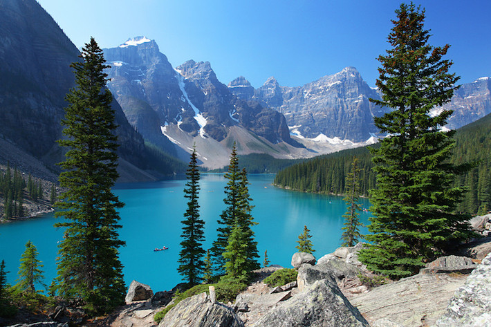4. Hồ Moraine Hồ Moraine, nằm trong Vườn Quốc gia Banff. Hồ này được biết đến với màu xanh tuyệt đẹp của nó. Màu sắc của hồ là do ánh sáng khúc xạ trên bột đá. Hồ Moraine được bao quanh bởi dãy núi Rocky nổi tiếng của Canada. Có nhiều tuyến đường đi bộ leo núi xung quanh hồ Moraine, tuy nhiên bạn cần phải chuẩn bị kĩ lưỡng để tránh gặp phải loài gấu.