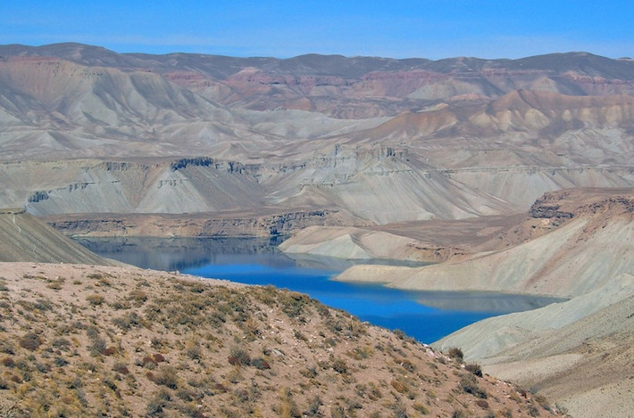 9. Band-e Amir Band-e Amir là một chuỗi gồm 6 hồ nước sâu có màu xanh ngọc bích tuyệt đẹp. Các hồ nước này nằm trên dãy núi cao Hindu Kush ở Trung tâm Afghanistan. Nó cũng trở thành công viên quốc gia đầu tiên của Afghanistan vào năm 2008. Những hồ nước đẹp được hình thành từ nguồn giàu muối khoáng chảy rỉ ra từ các núi đá. Chính hàm lượng khoáng chất cao đã tạo nên màu sắc ấn tượng và nổi bật của hồ.
