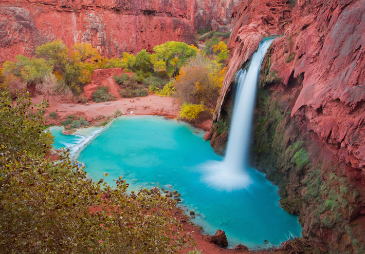 5. Thác Havasu Thác Havasu là một phần của Hẻm núi lớn (Grand Canyon) và gắn bó với bộ lạc của Havasupai, bang Arizona, Mỹ. Đây là một trong những ngôi làng xa xôi nhất ở Mỹ và chỉ có thể đến đây bằng những chuyến trực thăng hoặc đi bộ với quãng đường dài 13km từ bãi đậu xe ở Hualapai Hilltop. Lý do chính để tham quan nơi đây là nước đầy màu sắc và thác nước tuyệt đẹp. Mặt hồ như tấm gương phản chiếu vách đá màu nâu và bầu trời màu xanh.