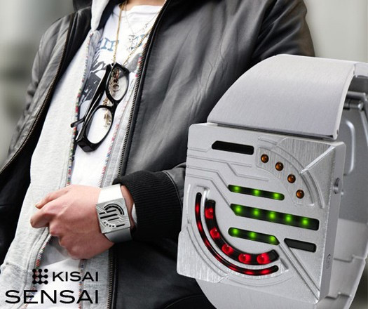 Đồng hồ thử thách trí não: Chiếc Sensai Watch có thiết kế mang hơi hướm khoa học viễn tưởng cùng vỏ ngoài aluminum. Đồng hồ hoàn toàn không có kim chỉ thời gian hay hiển thị số như các loại truyền thống. Thay vào đó, hàng đèn màu đỏ chỉ giờ, màu xanh chỉ khoảng 5 phút, màu vàng chỉ giây. Người dùng còn được rèn khả năng tính nhẩm khi xem thời gian.