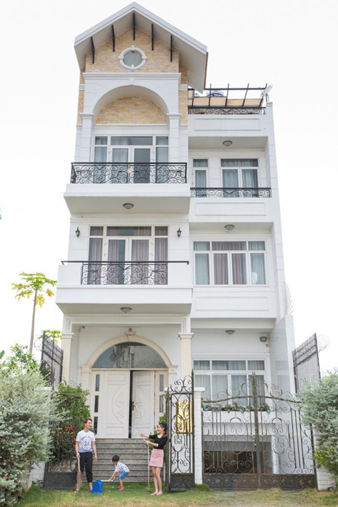 Biệt thự 4 tầng tại Quận 7, TP.HCM Căn biệt thự rộng rãi, hoành tráng từ trong ra ngoài của Đăng Khôi tọa lạc tại khu đất vàng ở Quận 7, TP.HCM. Đăng Khôi và bà xã Thủy Anh đã ở trong căn nhà này từ trước khi làm đám cưới. Căn biệt thự gồm 4 tầng được bao phủ bởi lớp sơn màu trắng chủ đạo kết hợp với các chi tiết màu vàng sang trọng, ấm cùng. Bên trong biệt thự có rất nhiều phòng ốc phù hợp với gia đình có trẻ nhỏ.