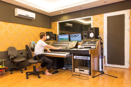 Đăng Khôi cũng xây dựng một phòng thu với trang thiết bị hiện đại ngay trong nhà. Đây là căn phòng tiêu tốn nhiều tiền nhất của nam ca sĩ.
