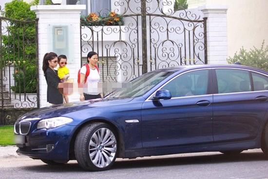 Gia đình nam ca sĩ cũng thường xuyên sử dụng chiếc BMW màu xanh đen có giá khoảng 2 tỷ đồng.