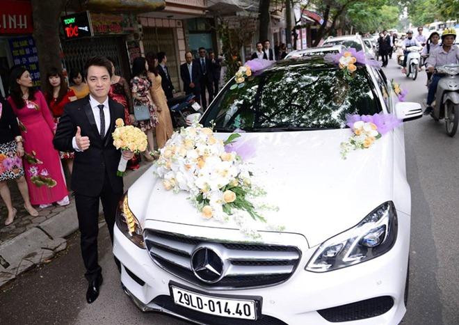 Đăng Khôi là khách hàng đầu tiên ở Việt Nam sở hữu Mercedes-Benz E-class. Anh cũng dùng chính chiếc xe đắt tiền này trong lễ rước dâu với Thủy Anh.