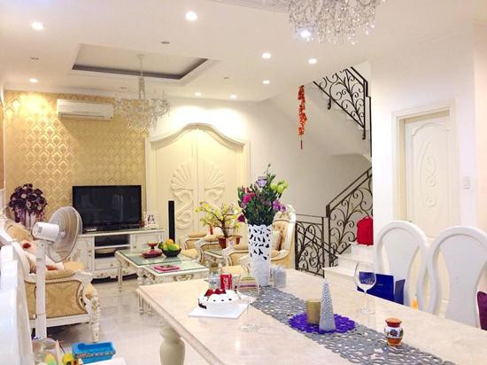 Phòng ăn trên tầng 3 với thiết kế sang trọng và hướng nhìn ra sông.