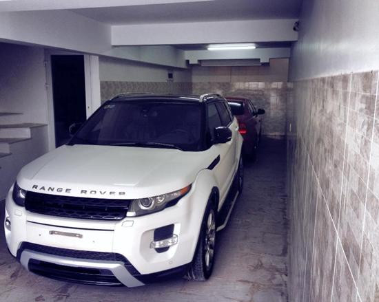 Hầm xe của biệt thự nhà Đăng Khôi được thiết kế rộng rãi, đủ để chứa những chiếc xe hơi mà anh đang sử dụng. Trong hầm xe nhà Đăng Khôi còn có sự góp mặt của Range Rover với giá 2 tỷ đồng. Đây cũng là mẫu xe được khá nhiều sao Việt ưa thích như: Hồ Ngọc Hà, Tăng Thanh Hà...