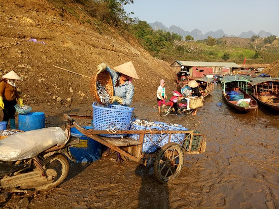 Hiện tại bản Pá Uôn, có hơn chục hộ làm nghề cá khô. Người dân dùng những tấm lưới hoặc phên tre nứa dải xuống nền rồi dải cá lên phơi. Hầu hết các loại cá đều được làm thủ công và phơi tự nhiên. Việc làm cá khô đang tạo việc làm cho nhiều người dân địa phương.