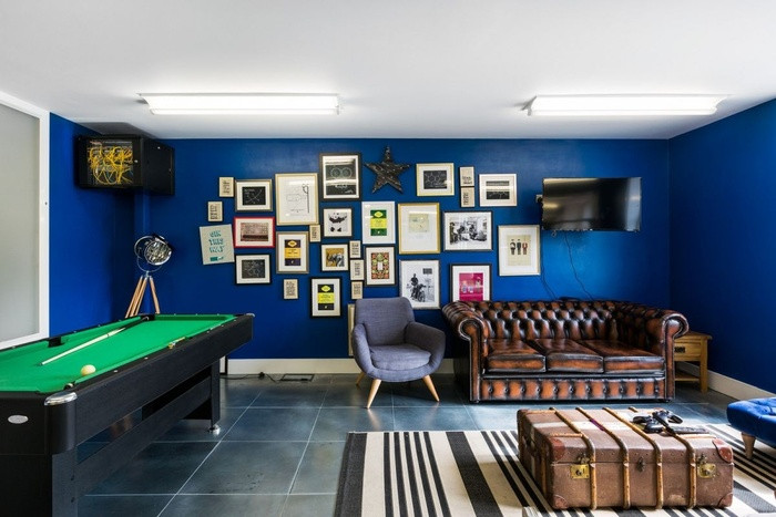 Khu phức hợp văn phòng Google ở London được thiết kế bởi ThirdWay Interiors nổi bật với khu vực sảnh sang trọng. Ngoài ra, ở đây còn có quán cà phê hình chiếc va-li, ghế sofa bằng da tương phản với bức tường màu xanh dương phía sau. Đến nơi đây, bạn cũng có thể chơi bi-da với đồng nghiệp của mình.