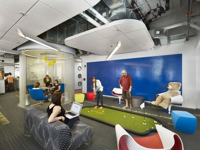 Khu phức hợp văn phòng của Google nằm ở Boston, Massachusetts có khu vực sảnh đợi rộng rãi. Nhân viên có thể thư giãn và trò chuyện với nhau trong thời gian nghỉ. Khu phức hợp này còn có cả ghế sofa, ghế bành, bàn sang trọng và có cả một sân golf mini. Nơi này giống như một phòng khách nhưng ở văn phòng. Đây là một thiết kế của kiến trúc sư Nelson.