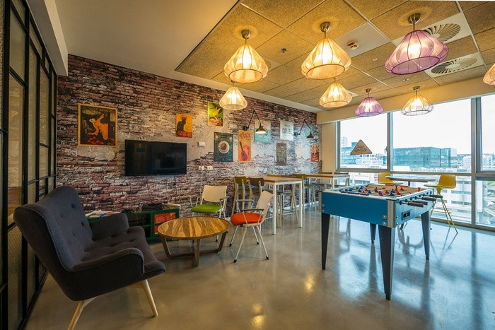 Đây là văn phòng phức hợp của Google ở Verint ở Israel được thiết kế bởi Setter Architects. Văn phòng có 6 tầng với tổng diện tích 20.000 m2 được bố trí thành những khu vực làm việc sáng sủa, không gian làm việc chung và không gian nghỉ ngơi ấm cúng. Văn phòng nổi bật với phong cách trang trí ấm cúng và bắt mắt.