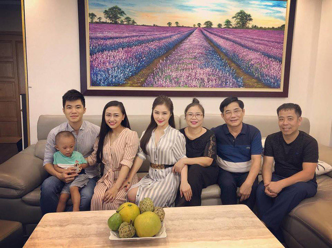 2. Hương Tràm: Dù đang bận rộn sửa sang, trang trí căn biệt thự mới "tậu" ở trung tâm Tp. Hồ Chí Minh song mới đây, Hương Tràm vẫn tranh thủ về thăm nhà riêng ở Tp. Vinh, Nghệ An.