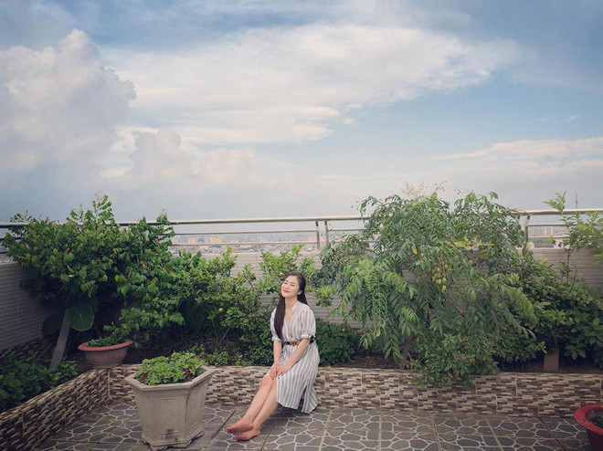 Chỉ một góc chụp trên sân thượng cũng đủ thấy độ rộng rãi, khang trang của căn nhà mà gia đình Hương Tràm đang sinh sống ở quê.