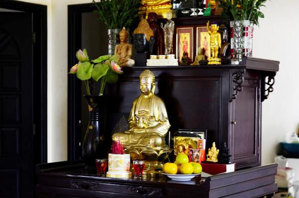 1 phần bởi lý do này, bên trong nhà được Việt Trinh trang trí mang hơi hướng Phật pháp rõ nét với những bức tượng, tranh ảnh...