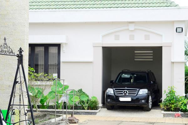 Hiện Việt Trinh và con trai sống tại khu dân cư Lái Thiêu, thuộc tỉnh Bình Dương cách xa thành phố Sài Gòn sôi động. Xung quanh ngôi nhà khá vắng vẻ, không sầm uất hay có quá nhiều người sinh sống. Căn nhà của Việt Trinh và con trai được xây cất theo phong cách hiện đại. Toàn bộ đều có nước sơn màu trắng, sạch sẽ và sáng sủa.