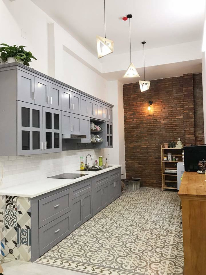 Chị Hải Yến cho biết, chị không có ý tưởng cụ thể nào cho căn nhà này, chỉ thích nó mộc mạc nhưng vẫn mang đậm dấu ấn cá nhân. Chị tự lên ý tưởng cho từng khu vực, tham khảo nhiều nguồn chủ yếu là pinterest. Quá trình xây nhà cũng rất vất vả vì vốn dĩ tay ngang, không có chuyên môn về kiến trúc hay mỹ thuật, không biết vẽ nên tả lại ý tưởng cho thợ thực hiện rất khó. Phải đập đi xây lại bếp 2 lần, đổi vị trí phòng ngủ và bếp, cầu thang cũng đổi kiểu 2 lần mới ưng ý.