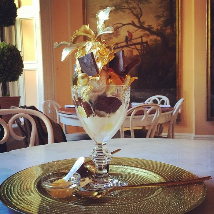 2.Ly kem Golden Opulence Sundae Nhà hàng Serendipity 3 thu hút hàng nghìn du khách tới thưởng thức ly kem sô cô la nổi tiếng (279 nghìn đồng). Bạn cũng có thể tới ăn ly kem Golden Opulemce Sundae. Ly kem được làm từ kem vanilla Tahitian hảo hạng, lá vàng 23 carat, phủ loại chocolate đắt nhất thế giới Amedei Porcelana, mứt hoa quả, hạnh nhân, truffle chocolate và cherry.
