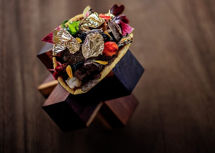3.Taco đắt nhất Một số người đến Mexico để thưởng thức món ăn đường phố tuyệt vời và rẻ tiền. Một số đến để thưởng thức taco đắt nhất thế giới tại khách sạn Grand Velas Los Cabos. Chiếc Taco với giá đắt đỏ 570 triệu đồng có chứa tôm hùm langoustine, thịt bò Kobe, trứng cá muối Almas Beluga, phô mai Brie màu đen, ít ớt Morita, cà phê chồn và vài lát vàng lá bên trên.