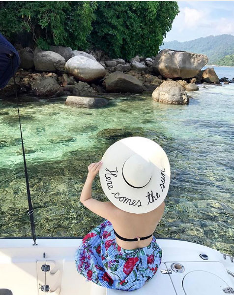 Hội con nhà giàu, tên gọi của nhóm con trai, con gái của các gia đình giàu có, đã đăng hàng loạt ảnh về kỳ nghỉ xa xỉ với máy bay riêng, xe hơi sang và những kỳ nghỉ bên bãi biển vắng người. Chùm ảnh về kỳ nghỉ của hội con nhà giàu được Bussiness Insider đăng tải: