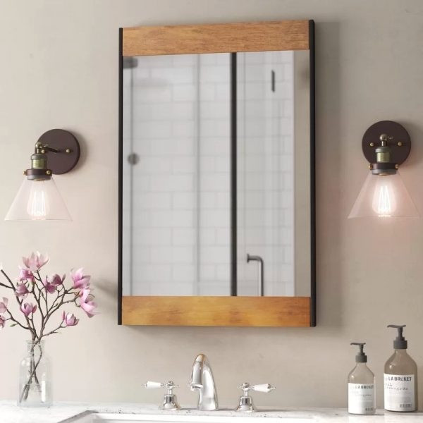 Kết hợp viền gỗ là cách tuyệt hay để tạo ra một thiết kế gương thanh lịch, tinh tế cho phòng tắm.