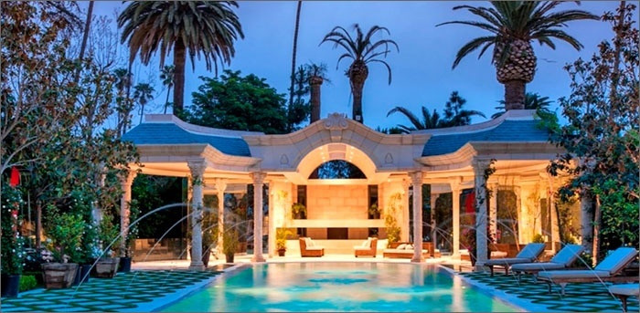 Ngôi biệt thự được xây dựng bởi kiến trúc sư Mohamed Hadid của Beverly Hills. Ngôi biệt thự xa hoa này có đến 7 phòng ngủ và 11 phòng tắm.