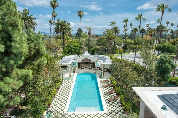Ngôi biệt thự nằm ở khu ngoại ô West Los Angeles này là một trong những khu phố xa xỉ và lộng lẫy nhất trên thế giới. Theo tờ Usaproperties, mỗi ngôi nhà, mỗi ngôi làng, mỗi biệt thự hoặc rancho trong vùng này là một công trình độc đáo. Beverly Hills từ lâu đã nổi tiếng thế giới không chỉ vì đây là nơi ở của số lượng lớn các triệu phú và tỷ phú mà còn vì cảnh đẹp đến "lịm tim".