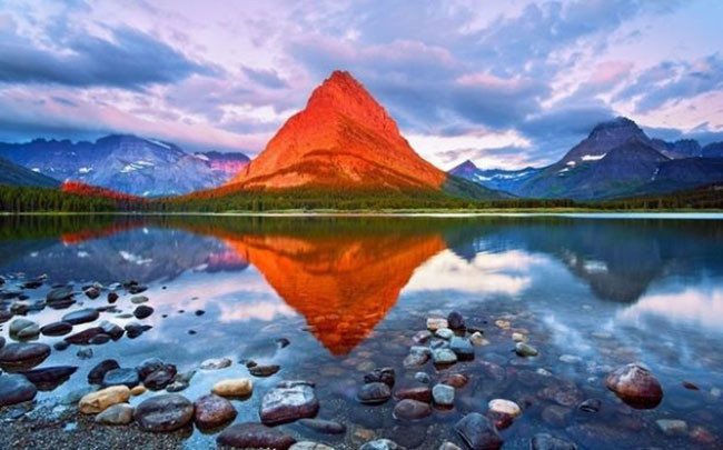 4.Núi Grinnell, Montana Núi Grinnell là trung tâm của vườn quốc gia Glacier, màu sắc đỏ rực của nó không một ngọn núi nào khác có được. Nhìn từ xa, trông nó giống như một ảo ảnh, thật không thể tin được có một nơi tồn tại như thế này trên trái đất.