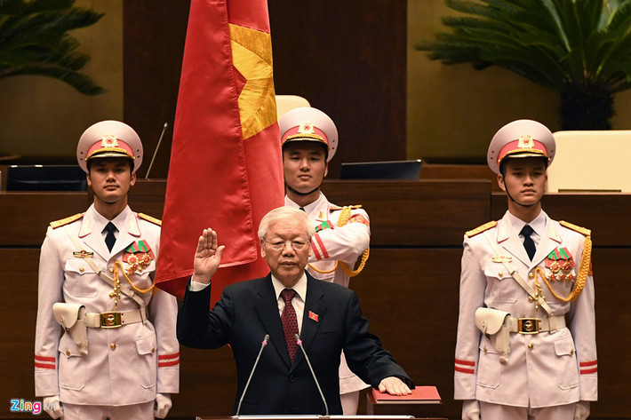 "Dưới cờ đỏ Tổ Quốc, trước Quốc hội và nhân dân cả nước, tôi xin tuyên thệ: Tuyệt đối trung thành với tổ quốc, với nhân dân, với Hiến pháp nước Cộng hoà Xã hội Chủ nghĩa Việt Nam. Tôi nguyện nỗ lực rèn luyện phấn đấu hoàn thành tốt nhiệm vụ Đảng, Nhà nước và Nhân dân giao phó", Tổng bí thư, Chủ tịch nước Nguyễn Phú Trọng tuyên thệ.