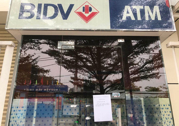 Theo ghi nhận của PV Kiến Thức, trong những ngày giáp Tết, hàng loạt máy ATM của ngân hàng BIDV, VIB, TP Bank và nhiều đơn vị khác trên địa bàn TP HCM bị tạm ngưng hoạt động...