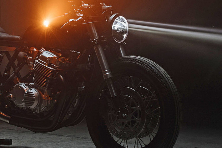 Bản độ Honda CB750 này mang phong cách tối giản tuyệt đối. Bởi mong muốn của khách hàng là màu sơn đen kết hợp ánh kim từ crôm, sự tối giản và hiệu suất cao…