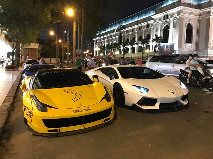 Dàn siêu xe triệu đô từng tham gia hành trình siêu xe Car &amp; Passion 2018 trước đó nay "hẹn hò" tụ tập tại địa điểm gần nhà hát TP HCM trước sự ngỡ ngàng đến bất ngờ của hầu hết người đi đường tại đây.
