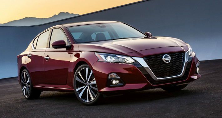 Mặt trước của Teana 2019 được hãng xe ôtô Nissan gây ấn tượng bằng lưới tản nhiệt chữ V theo phong cách mới, cùng cụm đèn pha ấn tượng.
