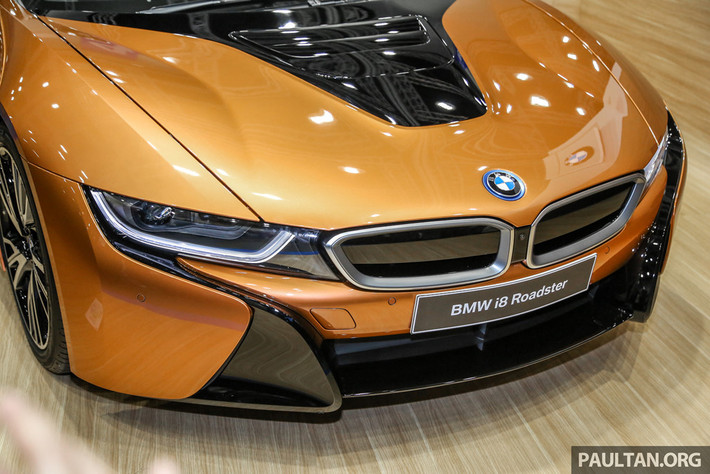 i8 Roadster được trang bị đèn pha LED tích hợp hỗ trợ chùm tia cao.