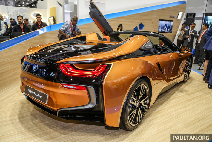 Phiên bản này chỉ được hãng xe ôtô BMW trang bị một màu duy nhất, đó là màu siêu anh hùng E-Copper, với những điểm nhấn màu xám mờ, cùng màu nội thất Accaro và các tri tiết trang trí nội thất bằng carbon khô.