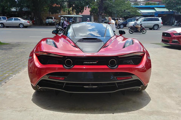 Siêu xe McLaren 720S sử dụng khối động cơ V8, tăng áp kép, dung tích 4.0 lít, sản sinh công suất tối đa 720 mã lực và mô-men xoắn cực đại 770 Nm. Kết hợp với hộp số SSG ly hợp kép 7 cấp, xe chỉ mất khoảng 2,9 giây để tăng tốc từ 0-100 km/h trước khi đạt vận tốc tối đa 341 km/h.