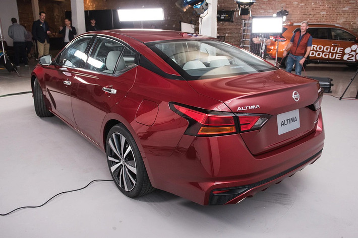 Thiết kế đuôi xe của mẫu sedan Nissan Altima mới không có gì đổi mới so với phiên bản cũ.