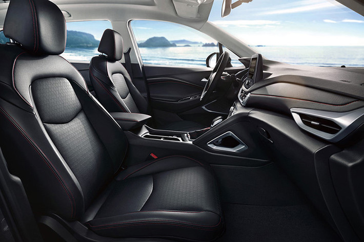 Nội thất được sử dụng chủ yếu vật liệu là da và crôm. Phiên bản này, Chevrolet Orlando 2019 trên vô-lăng có đường chỉ khâu màu đỏ cùng logo chữ thập của thương hiệu xe Chevrolet.