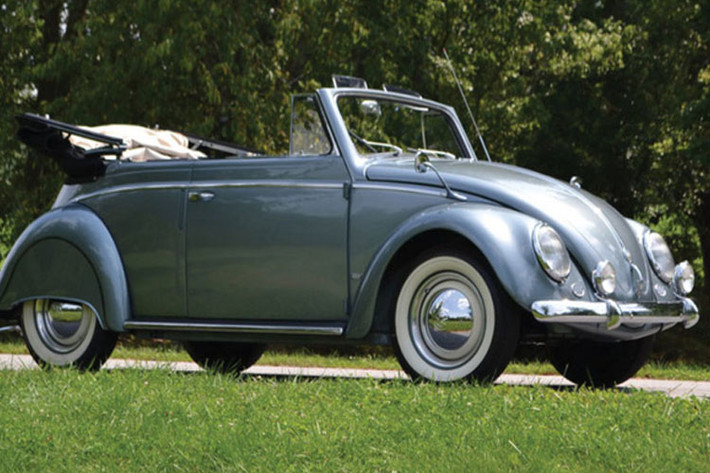 Đứng thứ tư trong danh sách này là chiếc xe mui trần màu xanh bạc Volkswagen Beetle Cabriolet phiên bản 1955.