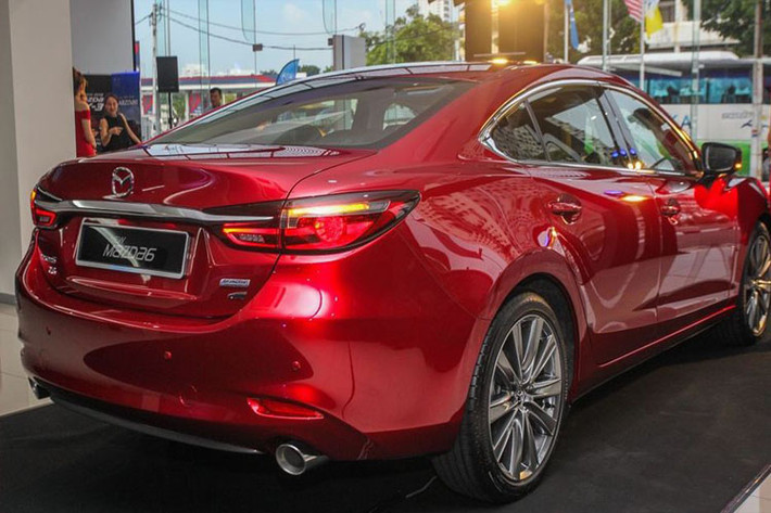 Với chiếc sedan hạng D này, Mazda đã sử dụng công nghệ LED triệt để . Hệ thống đèn pha được ứng dụng công nghệ LED thích ứng hiện đại trong khi đèn hậu cũng được thay đổi nhẹ với công nghệ này.