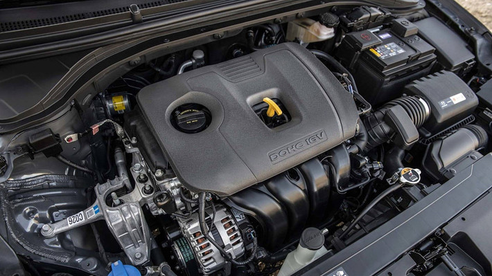 Về động cơ, Hyundai Elantra SE số sàn và phiên bản SE số tự động cùng trang bị động cơ 2.0. Phiên bản Hyundai Elantra Eco trang bị động cơ 1.4L tăng áp cho công suất 128 mã lực và hộp số 7 cấp ly hợp kép.