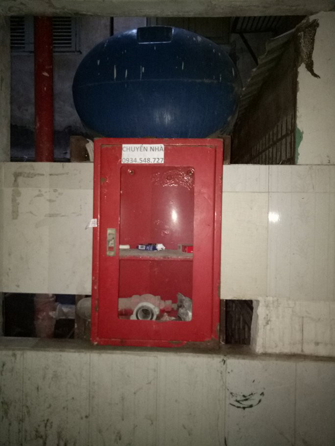 Tại những chung cư xuống cấp mà phóng viên ghi nhận hầu hết không được trang bị hệ thống phòng cháy chữa cháy, chỉ duy nhất 1 chung cư có hệ thống phòng cháy chữa cháy nhưng không thể sử dụng.