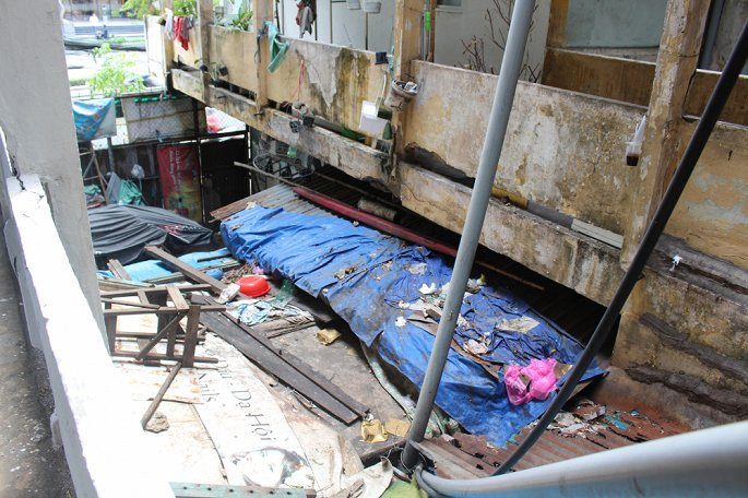 Rác thải sinh hoạt chất đống trên mái tôn (chung cư Vĩnh Hội, quận 4).