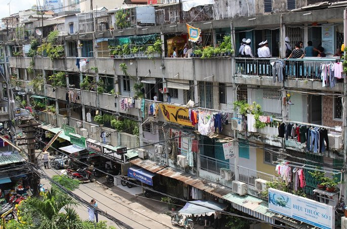 Khoảng trống giữa các lô chung cư bị người dân trưng dụng làm nơi chứa rác (chung cư Vĩnh Hội, quận 4).